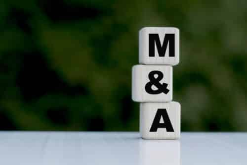 L'acronyme M&A, écrit sur des dés à jouer, pour représenter le thème de la fusion et acquisition