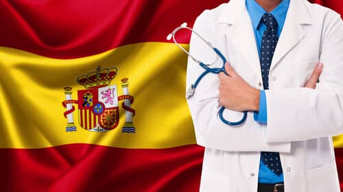 image d'un médecin et d'un drapeau espagnol pour décrire le système de protection sociale en Espagne