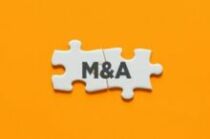 L'acronyme M&A, représenté avec deux pièces de puzzle, pour évoquer le sujet de la fusion et acquisition.