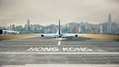 un avion en train d'attérir sur un tarmac, pour représenter la création d’une entreprise à Hong Kong