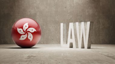 Une boule aux couleurs du drapeau de Singapour, avec à côté le mot "law", pour représenter le sujet des statuts juridiques pour votre entreprise à Hong Kong.