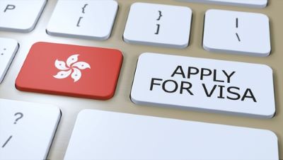 Un clavier d'ordinateur avec une touche aux couleurs du drapeau hongkongais et une touche avec les mots "apply for visa", pour représenter le sujet du visa à Hong Kong.